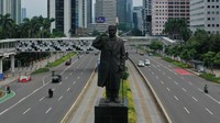 Jalan Jendral Sudirman terpantau lengang dikarenakan sebagian perusahaan sudah menerapkan bekerja dari rumah (WFH) guna mengurangi penyebaran virus Corona. ANTARA Foto/Indrianto Eko Suwarso.