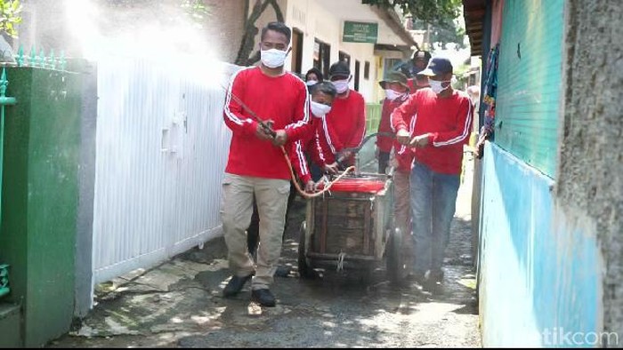 Warga Purwakarta berjibaku semprot disinfektan di wilayahnya
