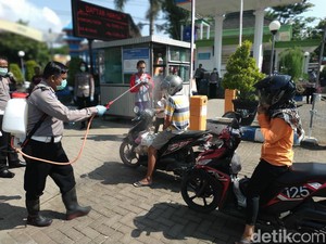 Keluar Masuk Pasar Pacitan Ini Wajib Disemprot Disinfektan Cegah Corona