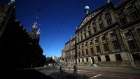 Suasan sepi Koninklijk Paleis atau The Royal Palace Amsterdam, Belanda, saat mengikuti kebijakan nasional mengenai coronavirus (COVID-19). Saat ini kawasan itu akan ditutup untuk umum setidaknya sampai 6 April. Getty Images/Dean Mouhtaropoulos.