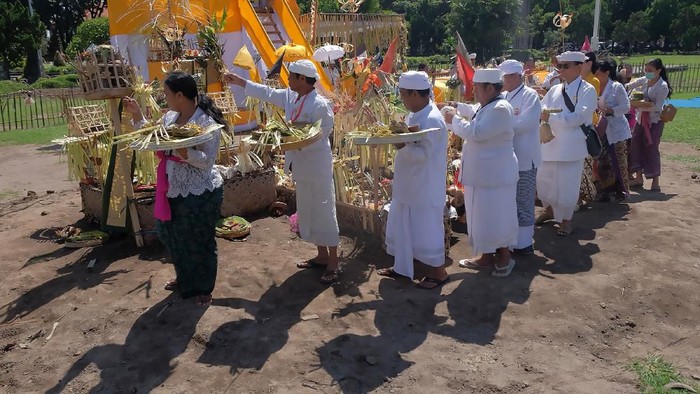 Hari Raya Nyepi 2020 jatuh pada hari ini, umat Hindu menggelar perenungan melalui penyepian. Begini sepinya Bali saat warganya menjalani catur brata atau penyepian.