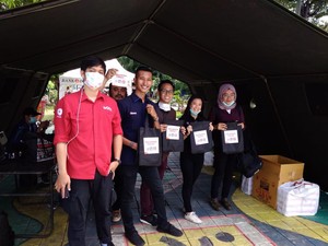 Gandeng UKM Binaan, Pertamina Bagikan Makanan ke Media di Wisma Atlet