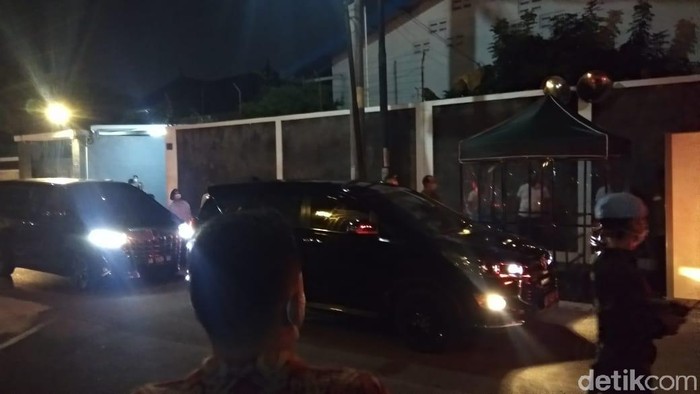 Iring-iringan mobil yang membawa jenazah ibunda Presiden Jokowi riba di rumah duka di Solo, Rabu (25/3/2020).