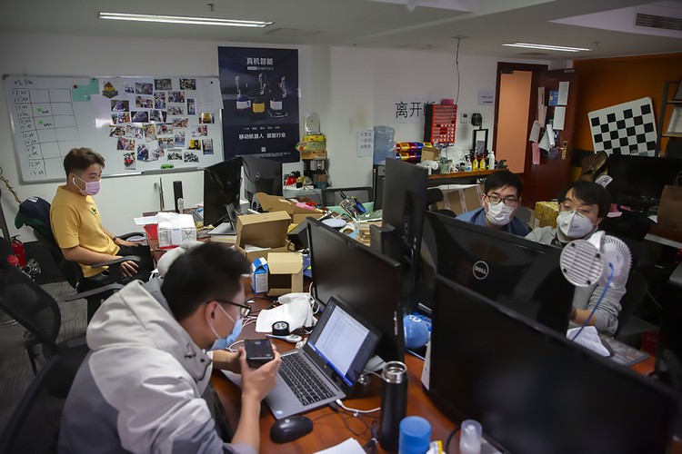 Robot Pengantar Makanan hingga Penyedia Hand Sanitizer di China Virus Corona membuat warga di China menerapkan social distancing. Robot pengantar makanan pun banyak diburu untuk mudahkan aktivitas warga selama isolasi diri.