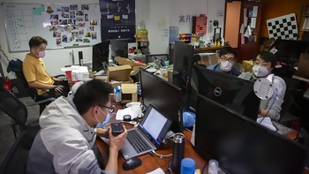 Liu, CEO ZhenRobotics Corp mengatakan, Epidemi ini membuat orang sadar akan kerapuhan manusia, selain itu robot ini juga mengalami peningkatan permintaan ditengah virus COVID-19. AP Photo/Mark Schiefelbein.