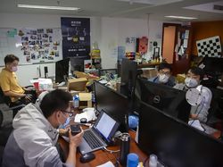 Keren! Ada Robot Pengantar Makanan hingga Pengawas Mal di China