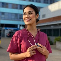 Seorang dokter dan ratu kecantikan, Bhasha Mukherjee meminta pemerintah Inggris untuk membantu membawanya pulang dari India, sehingga ia bisa membantu mengatasi virus corona di garis depan. Foto: Instagrm @bhasha05