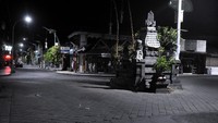 Mulai pukul 6 pagi sampai 6 pagi esoknya, warga menyepi dari pekerjaan (amati karya), api (amaiti geni), menghibur diri (amati lelanguan), bepergian (amati lelanguan).