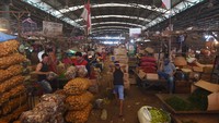 Suasana aktivitas jual beli di Pasar Induk Kramat Jati, Jakarta Timur, Rabu (25/3/2020) terlihat normal seperti biasanya.  