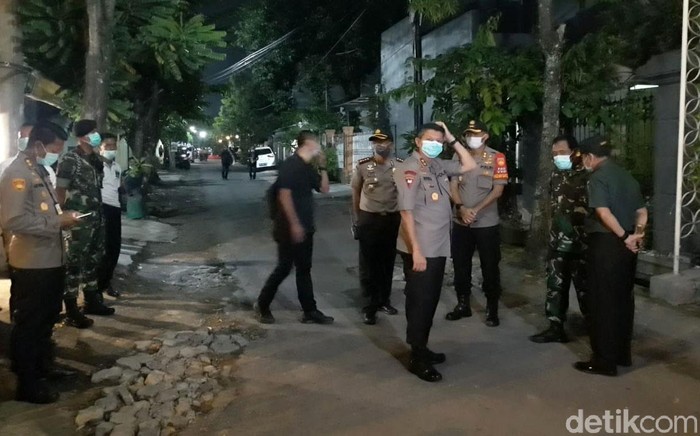 Aparat Kepolisian Mulai Berjaga di Rumah Duka Ibunda Jokowi Rumah duka ibunda Jokowi, Sujiatmi Notomiharjo di Sumber, Banjarsari, Solo, Jawa Tengah, Rabu (25/3/2020). Penjagaan diperketat sejak sore tadi.