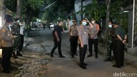 Polisi mulai berdatangan dan berjaga di sekitar rumah duka ibunda Presiden Joko Widodo, Sujiatmi Notomiharjo di Sumber, Banjarsari, Solo, Jawa Tengah, Rabu (25/3/2020) malam.