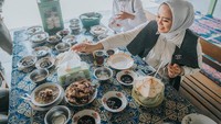 Wanita berhijab yang akrab disapa Teteh Cellica ini termasuk sosok aktif yang kerap terjun langsung dalam kegiatan sosial. Cellica juga jadi salah satu foodies yang hobi kulineran.  Foto: instagram @cellicanurrachadiana
