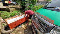 Peti Jenazah khusus korban virus Corona (COVID-19) yang terbuat dari almunium foil ini dipatok dengan harga Rp 1,8 Juta per peti jenazah.