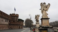 Kastil Sant Angelo yang sepi dari pegunjung terlihat di Roma, Italia Saat ini Italia memiliki tingkat kematian tertinggi sebanyak 6.000 korban jiwa akibat Covid-19. Getty Images/Marco Di Lauro.