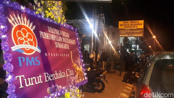 Karangan bunga duka cita untuk Ibunda Jokowi, Solo, Rabu (25/3/2020).