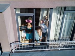 Potret Aneka Gaya Diam di Rumah Demi Cegah Corona