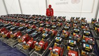 Petugas menata mesin genset di Gudang Darurat Pencegahan COVID-19 Palang Merah Indonesia (PMI), Mampang Prapatan, Jakarta, Rabu (25/3/2020).