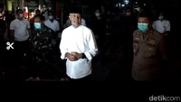 Foto: Gubernur Jateng, Ganjar Pranowo melayat ke rumah duka Ibunda Jokowi, Solo, Rabu (25/3/2020). (Eko Susanto/detikcom)