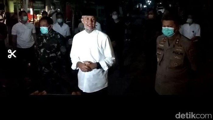 Gubernur Jateng, Ganjar Pranowo di rumah duka Ibunda Jokowi, Solo, Rabu (25/3/2020).