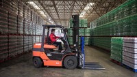Selain itu Pasar barang mewah di China perlahan mulai mengalami rebound. Makin banyak toko mewah di Negeri Tirai Bambu yang buka kembali, meski kebijakan social distancing masih tetap diberlakukan untuk tetap menekan kasus baru pandemi Corona ini.