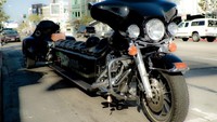 Pemiliknya Steve Mc Gill mengaku terinspirasi ketika melihat Harley-Davidson roda tiga, ditambah saat perjalanan pulang ia melihat mobil Cadilac. Tak pelak, tercetuslah ide untuk memanjangkan Harley-Davidson seperti limosin yang dijuluki Anaconda. Foto: Autoevolution