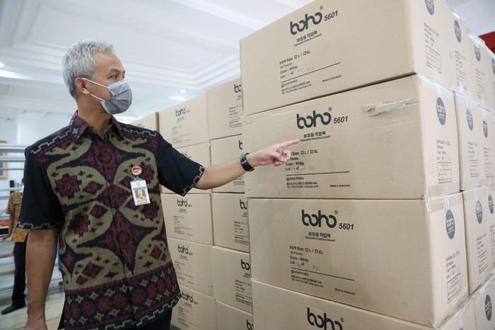 Gubernur Ganjar menunjukkan bantuan APD dari pusat yang didatangkan dari China