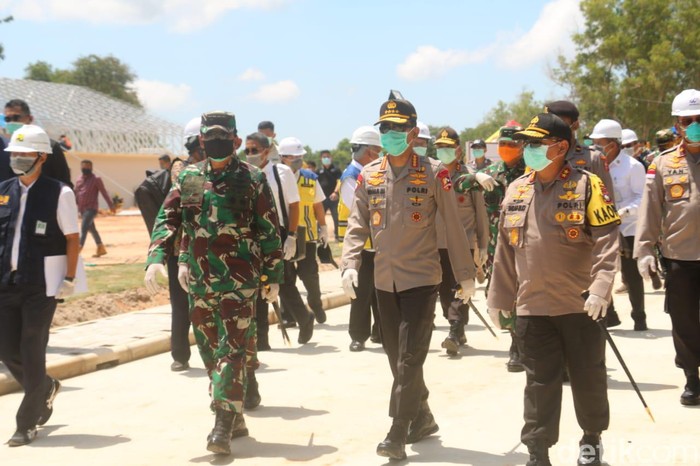 Panglima TNI, Kapolri, dan Menteri PUPR meninjau progres pembangunan RS khusus penanganan pasien Corona di Pulau Galang, Kepri (Agus Siagian/detikcom) Panglima TNI, Kapolri, dan Menteri PUPR meninjau progres pembangunan RS khusus penanganan pasien Corona di Pulau Galang, Kepri (Agus Siagian/detikcom)