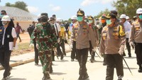 Panglima TNI, Kapolri, dan Menteri PUPR meninjau progres pembangunan RS khusus penanganan pasien Corona di Pulau Galang, Kepri. Mereka berkeliling meninjau progres pembangunan gedung yang ada di sana (dok. Istimewa)