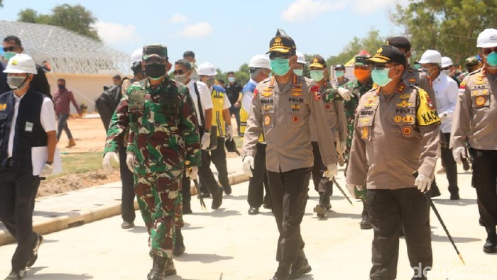 Panglima TNI, Kapolri, dan Menteri PUPR meninjau progres pembangunan RS khusus penanganan pasien Corona di Pulau Galang, Kepri (Agus Siagian/detikcom)