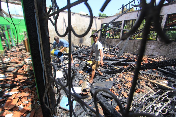 Lima ruangan sekolah di SMP 2 Indramayu, Jawa Barat. Sekolah tersebut kini tinggal puing.