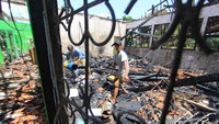 Petugas sekolah memeriksa sisa kebakaran di SMP 2 Indramayu, Jawa Barat, Rabu (25/3/2020).  