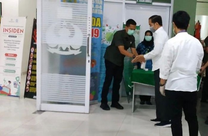 Jokowi Tiba di RS TNI Slamet Riyadi Solo Presiden Jokowi tiba di RST Slamet Riyadi Solo. Jokowi datang untuk melihat ibunya Sujiatmi Notomiharjo yang meninggal dunia sore tadi.