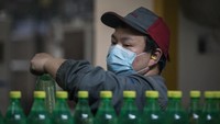 Menurut laporan Jing Daily, Jumat (20/3/2020), indikator kebangkitan sektor ritel di China terlihat dari normalisasi bisnis offline, meningkatnya jumlah pembeli yang datang ke toko, dan sentimen optimistis dari konsumen.