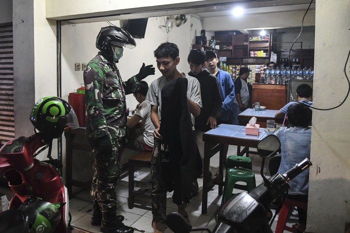 Razia Pencegahan Penyebaran Virus Corona Imbauan untuk diam di rumah terus digaungkan oleh pemerintah dan masyarakat guna cegah Corona. Polisi-TNI berpatroli sosialisasikan hal itu di ruang publik.
