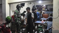 Petugas TNI membubarkan warga yang masih berkumpul saat melakukan razia cegah penyebaran COVID-19 di kawasan Kemang, Jakarta, Selasa (24/3/2020). Antara Foto/Muhammad Adimaja.