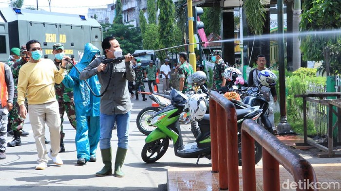 Tangkal Corona, Rumah Ibadah-Halte di Prabumulih Disemprot Disinfektan