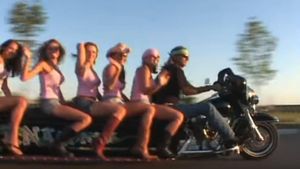 Wujud Harley-Davidson Panjang yang Bisa Tampung 9 Penumpang