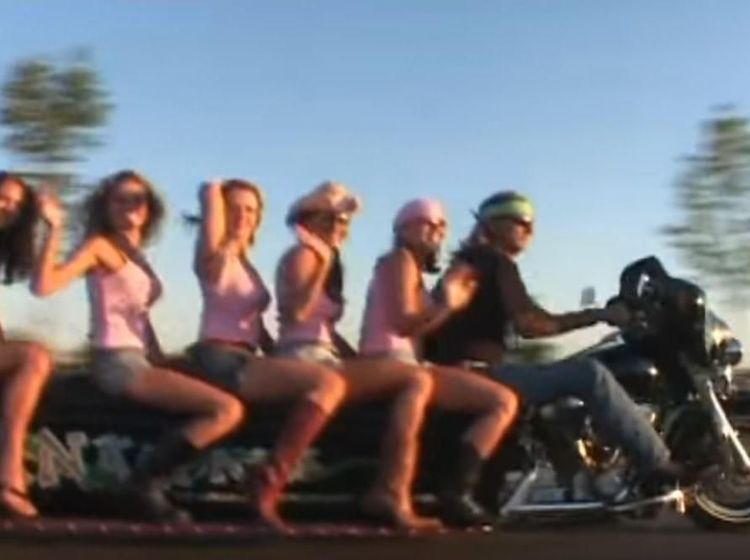 Wujud Harley-Davidson Panjang yang Bisa Tampung 9 Penumpang