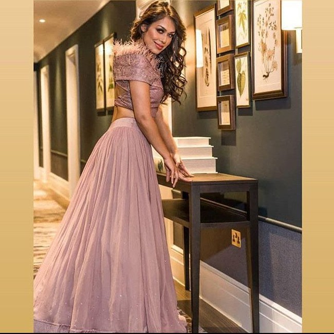 Miss England 2019 ini berada di India untuk melakukan perjalanan kemanusiaan empat minggu dan sekarang terjebak di negara tersebut. Ia tidak dapat terbang kembali ke Inggris, karena Perdana Menteri India Narendra Modi membatalkan semua penerbangan ke luar negeri. Foto: Instagrm @bhasha05