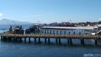 Suasana sepi tampak di 7 dermaga yang biasanya ramai dengan antrean kendaraan keluar masuk kapal. Pintu pembatas tertutup rapat dan tak ada kapal yang bersandar di dermaga itu.