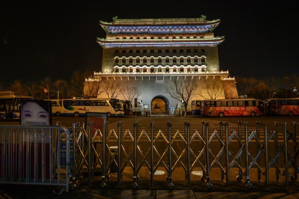 Gerbang Qianmen di Beijing, China, yang ditutup untuk turis karena masa lockdown selama dua bulan. China merupaka salah satu negara yang menerima banyak korban jiwa dengan 81.000 kasus Covid-19. Getty Images/Kevin Frayer. Gerbang Qianmen di Beijing, China, yang ditutup untuk turis karena masa lockdown selama dua bulan. China merupaka salah satu negara yang menerima banyak korban jiwa dengan 81.000 kasus Covid-19. Getty Images/Kevin Frayer.