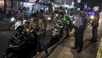 Dalam razia tersebut petugas meminta warga untuk tidak berkumpul dalam keramaian dan dihimbau untuk pulang ke rumah masing-masing sesuai instruksi pemerintah agar melakukan social distancing. Antara Foto/Muhammad Adimaja.