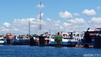 Kapal-kapal yang melayani penyeberangan Selat Bali, seluruhnya menepi di dermaga kapal pelabuhan ASDP Ketapang.  