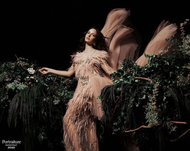 Bukan hanya satu foto bergaya glamour yang ditampilkan Nia Ramadhani ke Instagramnya. Nia mengunggah deretan foto penampilannya memakai gaun bulu karya ENST Couture. Foto: Dok. Instagram Nia Ramadhani/Rio Motret