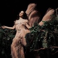 Bukan hanya satu foto bergaya glamour yang ditampilkan Nia Ramadhani ke Instagramnya. Nia mengunggah deretan foto penampilannya memakai gaun bulu karya ENST Couture. Foto: Dok. Instagram Nia Ramadhani/Rio Motret