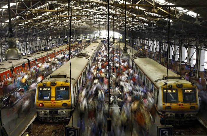 Penerapan lockdown membuat akses transportasi ke luar dan masuk India dihentikan sementara. Stasiun kereta yang biasanya ramai oleh warga kini sunyi dan sepi.