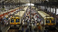 Kereta jadi salah satu transportasi yang kerap digunakan oleh warga India. Tak heran suasana di sejumlah stasiun di wilayah itu selalu ramai oleh warga terlebih menjelang hari-hari besar keagamaan. AP Photo/Rafiq Maqbool.