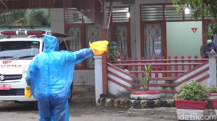 Mahasiswi di Dharmasraya dibawa ke Padang untuk ditangani karena memiliki gejala Corona (Jeka Kampai/detikcom)