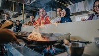 Foto ini diambil ketika Cellica menyambangi salah satu SMK di Karawang. Sekolah kejuruan ini melatih siswanya untuk memasak layaknya di hotel dan restoran. Fasilitas sekolah pun dibuat semirip mungkin dengan industri perhotelan.  Foto: instagram @cellicanurrachadiana