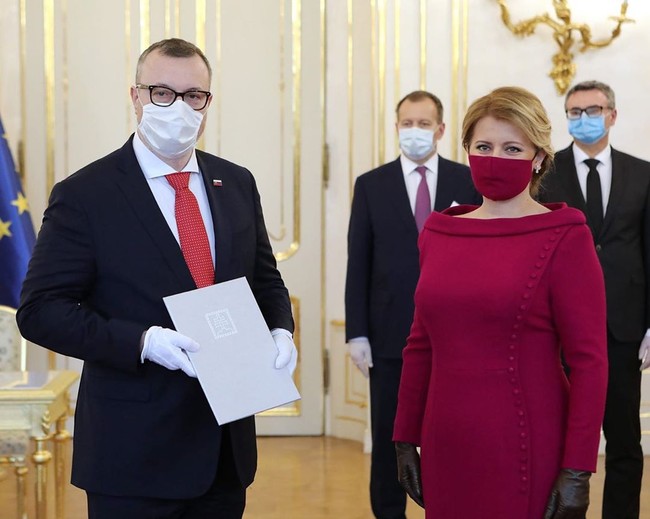 Zuzana tampil mengenakan midi dress berwarna magenta, masker penutup hidung dan sarung tangan yang sebelumnya juga terlihat dikenakannya. Tampilan tersebut kemudian menjadi perbincangan dan menuai perhatian setelah akun Twitter @iatemuggles kembali mengunggah tampilan stylish Zuzana. Foto: Dok. Instagram